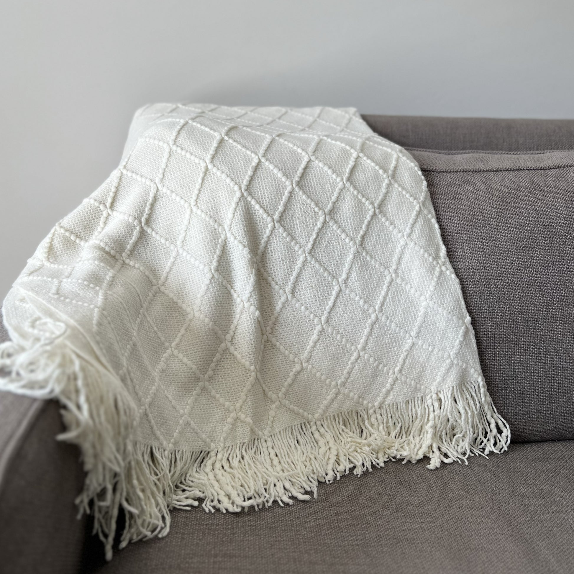 Superlative Rhombus Diamond Knit Fringe Throw Blanket - Superlative